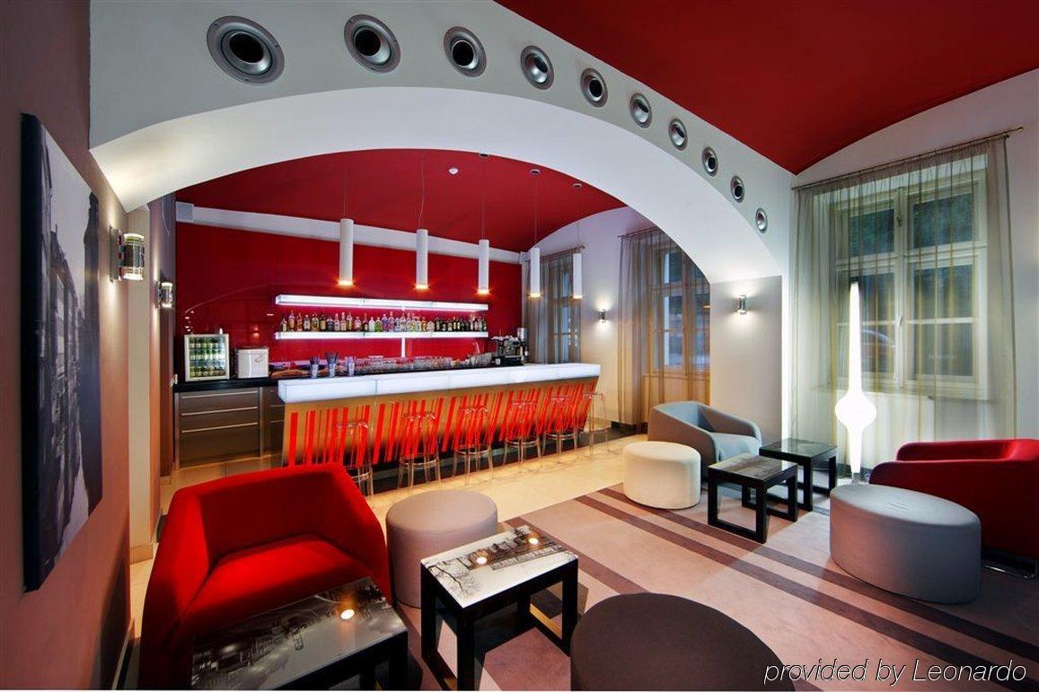 Red & Blue Design Hotel Prague Restoran gambar